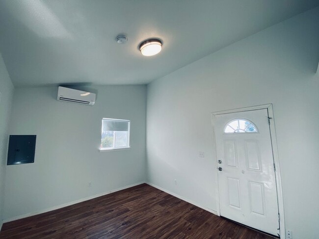 Building Photo - Charming Cottage Living in Granite Falls – By Appointment Only