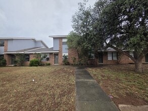 Building Photo - 3 bed 2 bath townhome, 2 car garage