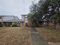 Building Photo - 3 bed 2 bath townhome, 2 car garage