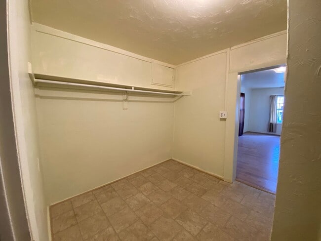 Building Photo - 2 bedroom 1 bath cottage