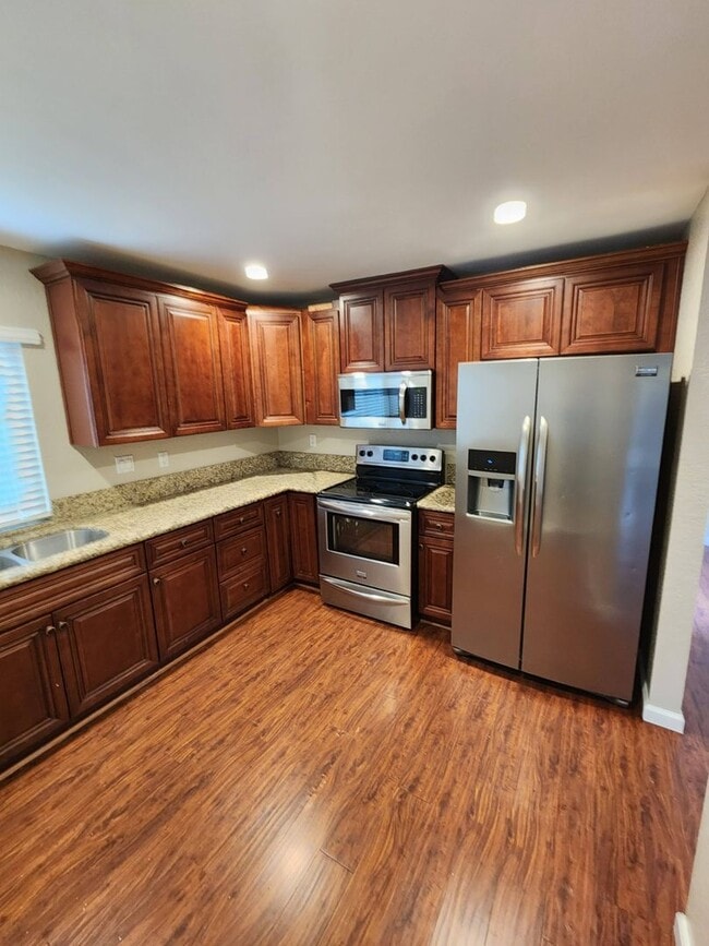 Building Photo - Beautiful 3 Bedroom Townhouse in Timberlane