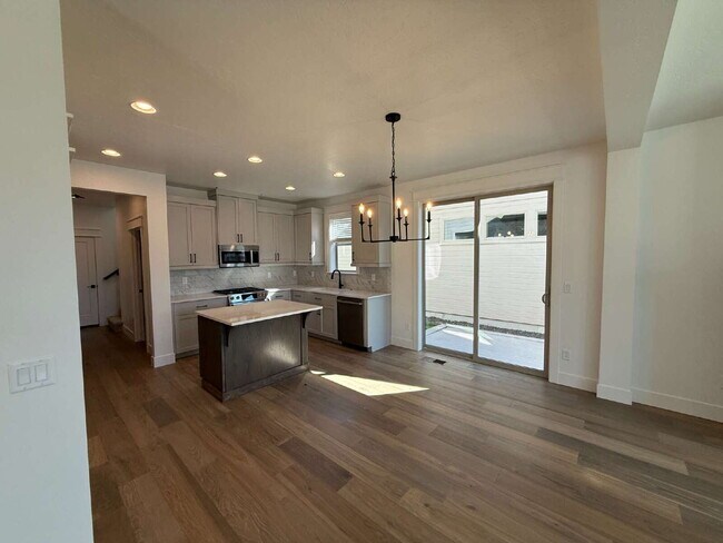 Building Photo - Functionality and convenience! Minutes from one of Meridian's most fantastic parks, with pools, p...