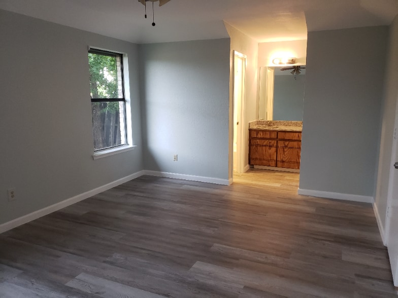 Building Photo - 420 Signal Hill Ct N