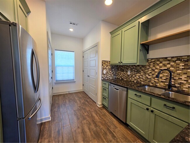 Building Photo - 8 Horncastle Dr