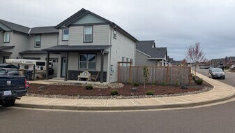 Building Photo - 643 NE Kerns Dr