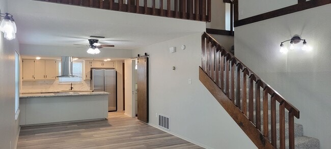 Building Photo - UPDATE CONDOMINIUM IN COLONIAL PARK