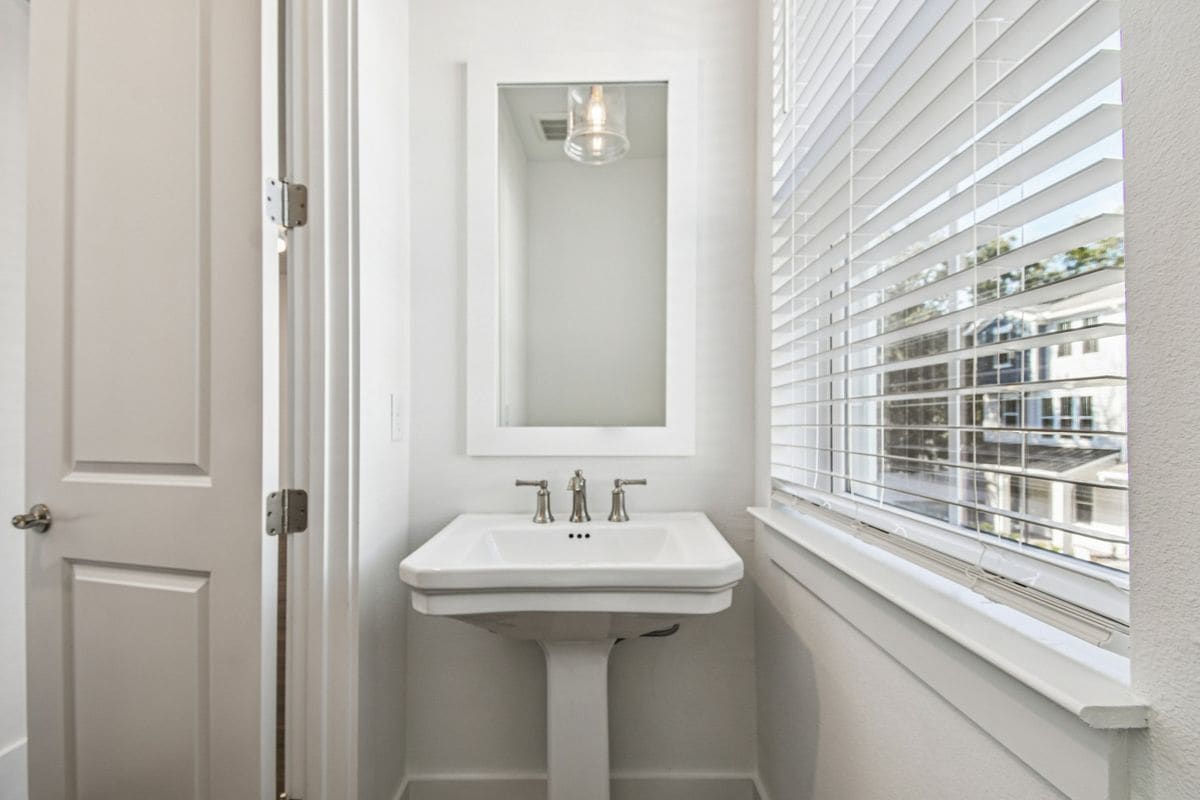 Building Photo - 1951 Risby Aly