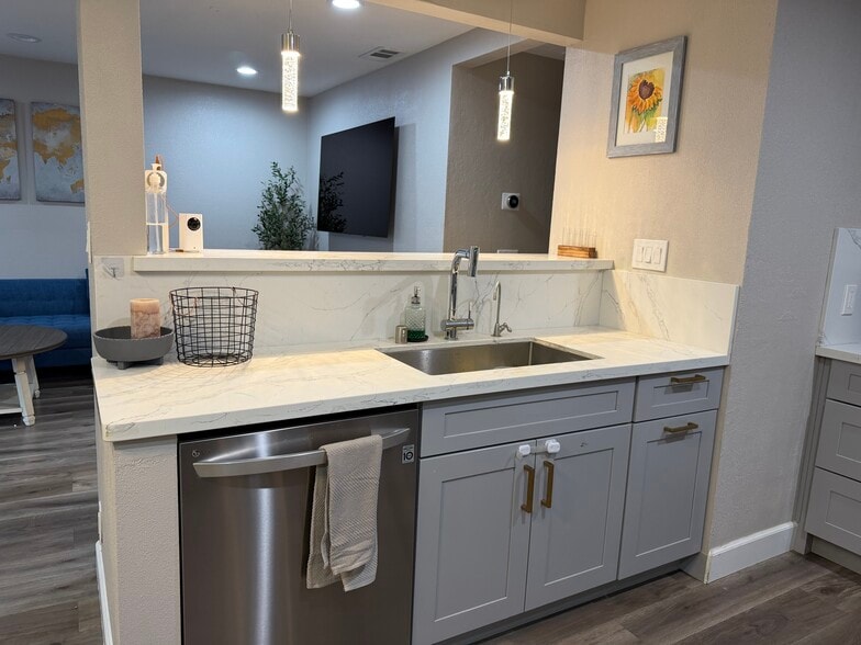 Building Photo - 806 Coyote St