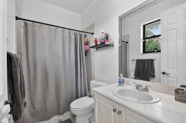 Building Photo - 10337 Trianon Pl