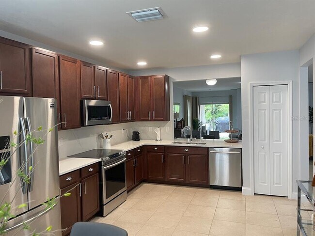 Building Photo - 690 Hadley Pl E