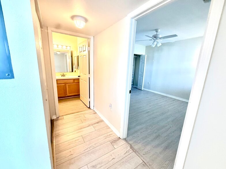 Split plan guest bath & enormous guest bedroom - 1025 Villagio Cir