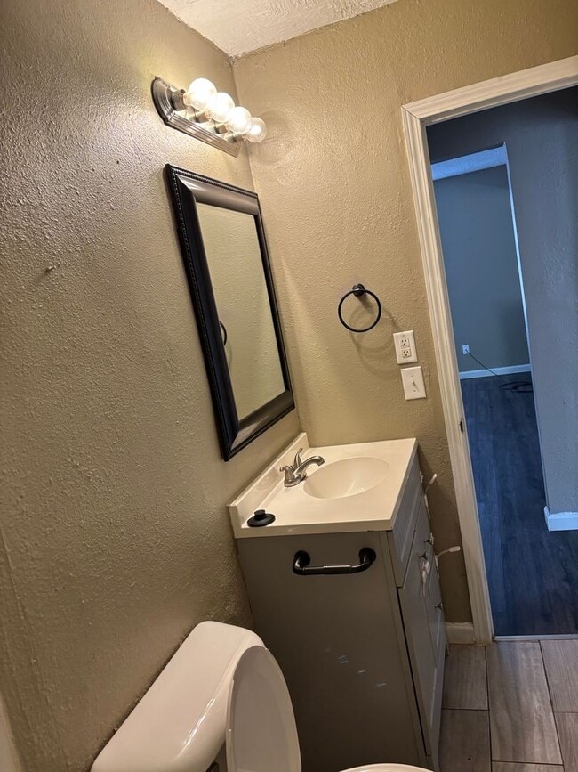 Building Photo - “Move-In Ready 2-Bedroom with Expansive Yard”