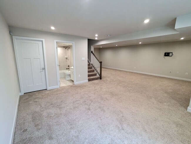 Building Photo - Stunning villa in the Harrison Terrace com...