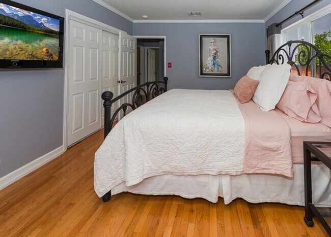 Building Photo - PRIVATE HOUSE.. POOL.  3 Bedroom + 2 Bath. In UNIT WASHER / DRYER