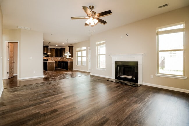 Building Photo - 2750 Huntcliffe Dr