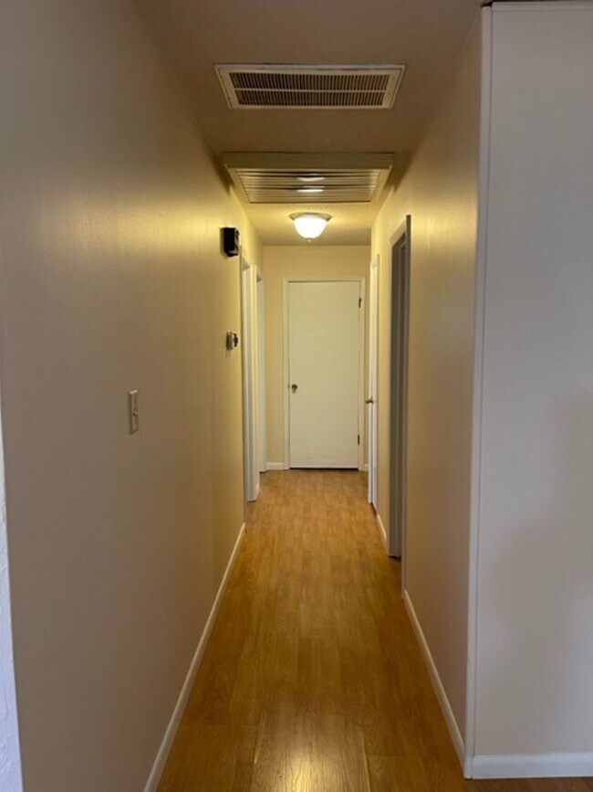 Building Photo - 3 Bedroom, 2 Bathroom, Great Location!