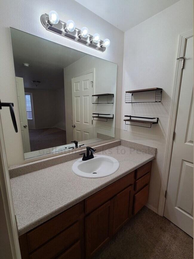 Building Photo - 1098 Longbow Ln