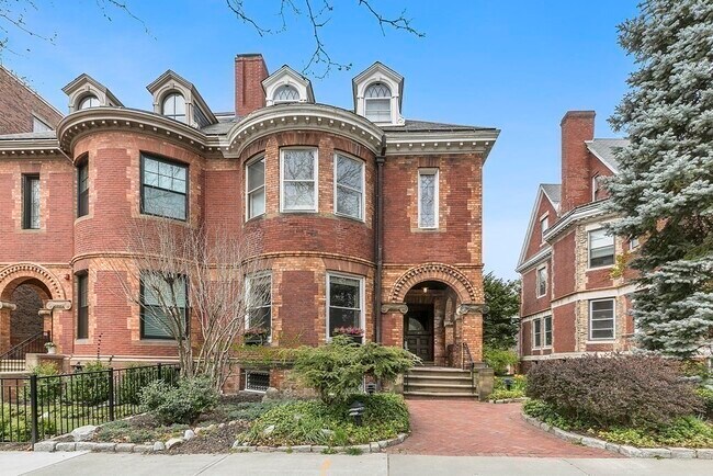 Building Photo - 1760 Beacon St