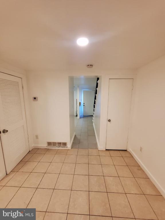 Building Photo - 1909 Dutch Village Dr