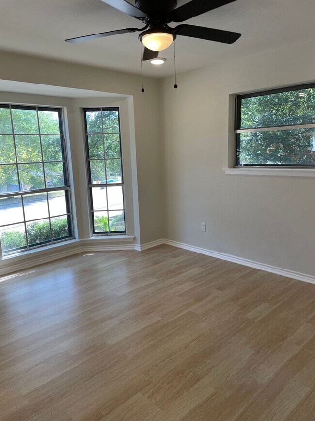 Building Photo - Application Received | Updated Single-Story 3 Bed, 2 Bath | Big Yard | Pet Restrictions