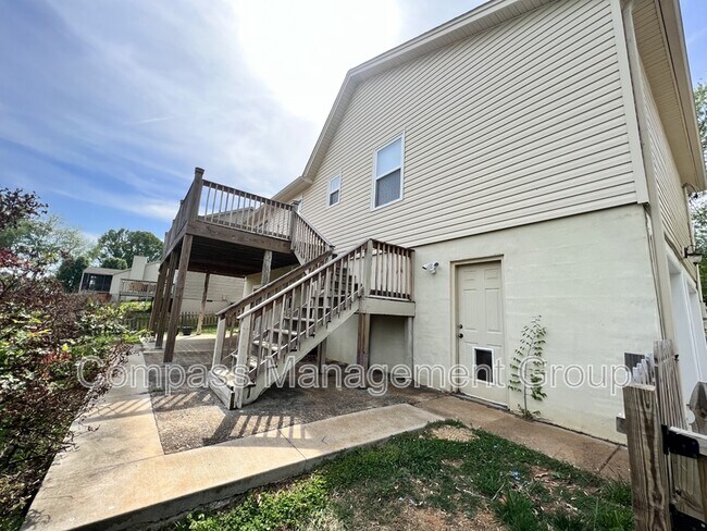 Building Photo - 2405 Bishops Bridge Rd