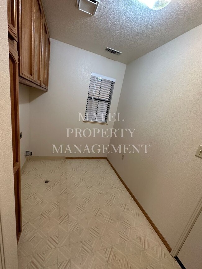 Building Photo - Move in Special see Ad