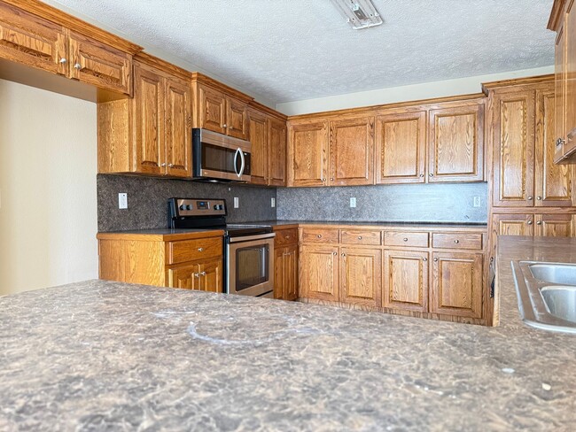 Building Photo - 2413 Versailles Dr