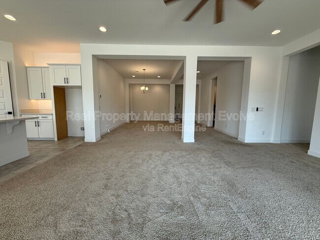 Building Photo - 8723 W Vista Ave