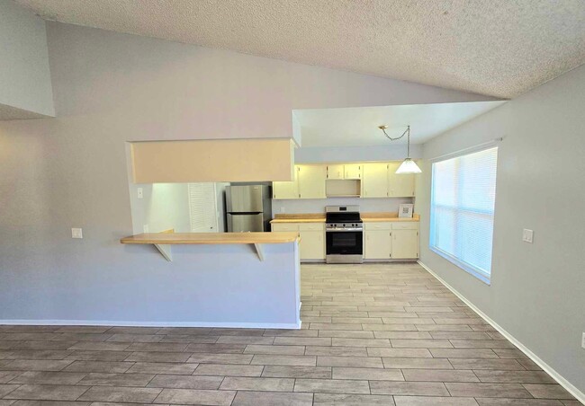 Building Photo - Spacious 3 Bedroom / 2 Bath with inside wa...