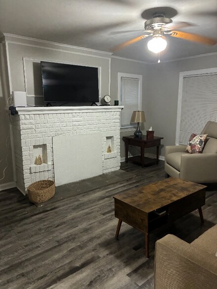 Building Photo - 4418 N Cypress Ave