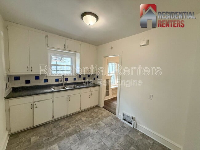 Building Photo - 5560 N 40th St