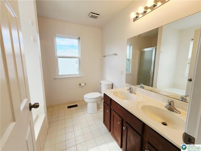 Building Photo - 937 King Way