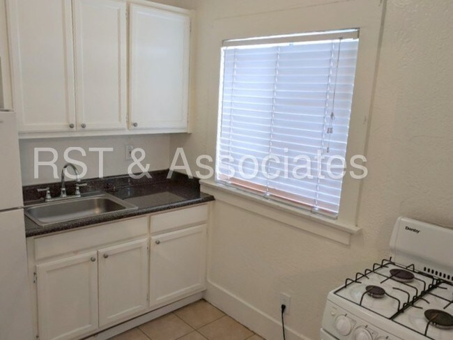 Building Photo - 1435 Alvarado Terrace