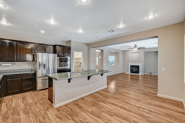 Building Photo - 10588 Isola Bella St