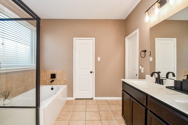 Building Photo - 24119 Via Renata Dr