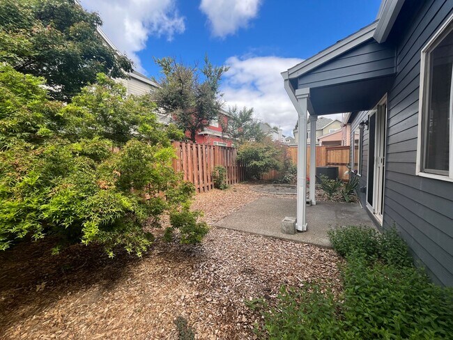 Building Photo - Freshly Painted!  Gorgeous Orenco Gardens ...