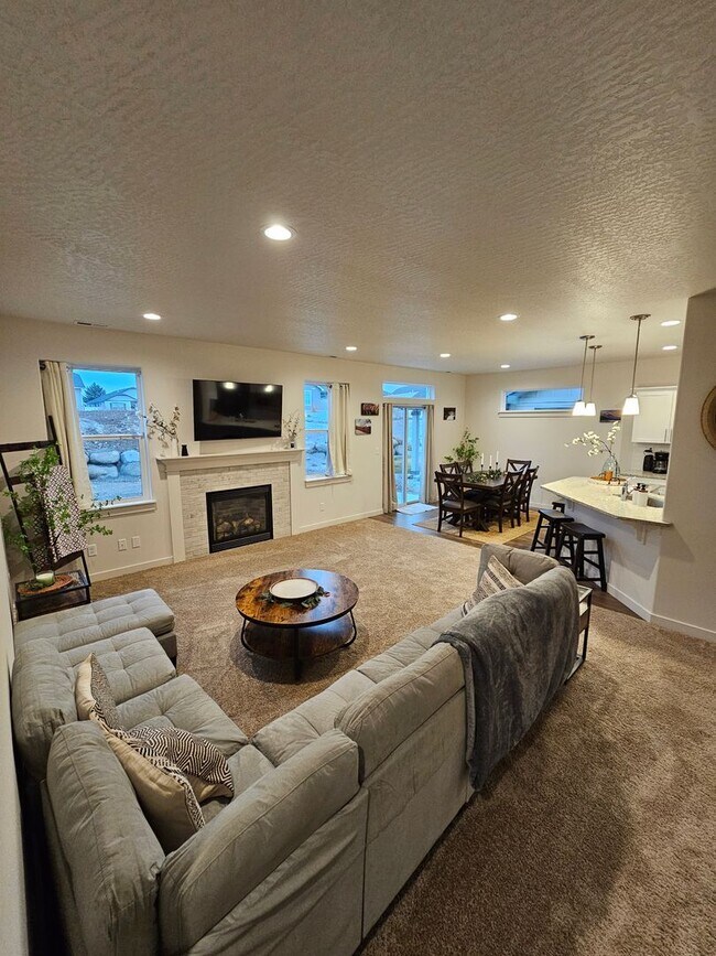 Building Photo - Beautiful Home in Post Falls