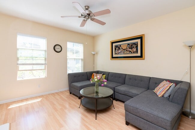 Building Photo - 3 Bedroom Townhome in the Escala Community of Mission Valley