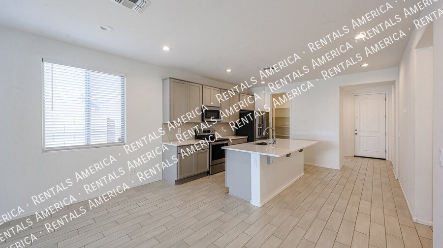 Building Photo - 15689 W Woodlands Ave