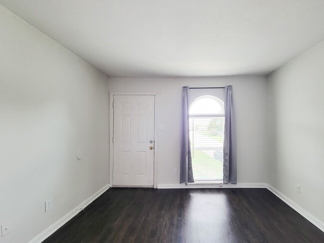 Building Photo - 101 Brookside Ln
