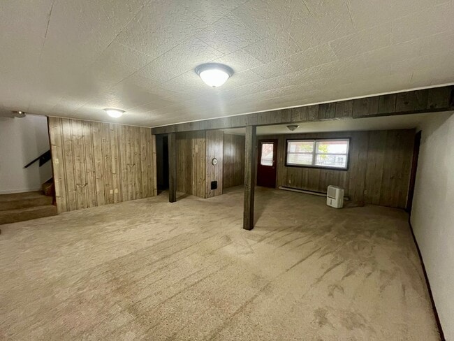 Building Photo - 4 Bed | 2 Bath | House