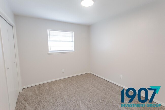 Building Photo - 1524 Oakcliff Rd