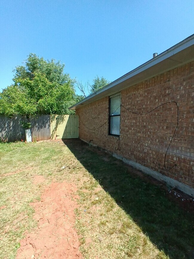 Building Photo - Cute Duplex