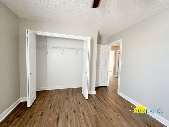 Building Photo - Stunning 4 Bedroom Mary Esther Home, minut...