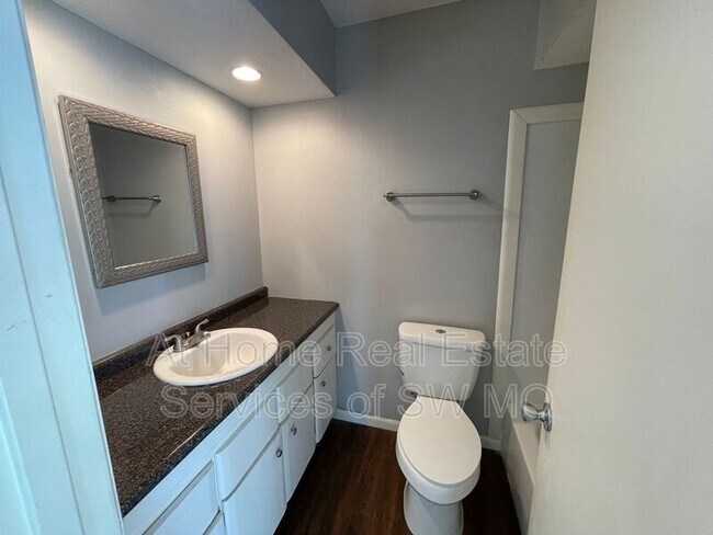 Building Photo - 1343 E Elm St