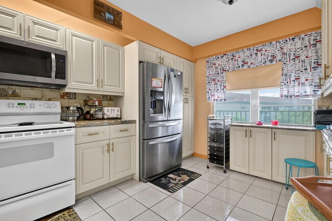 Building Photo - 13001 SW 11th Ct