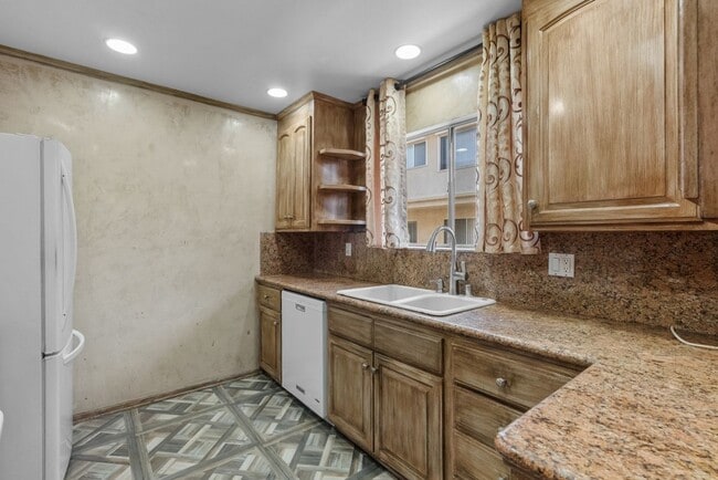 Building Photo - 5282 Lindley Ave