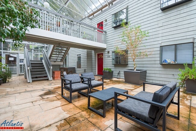 Building Photo - Remodeled Condo | Downtown Palo Alto | Near Stanford