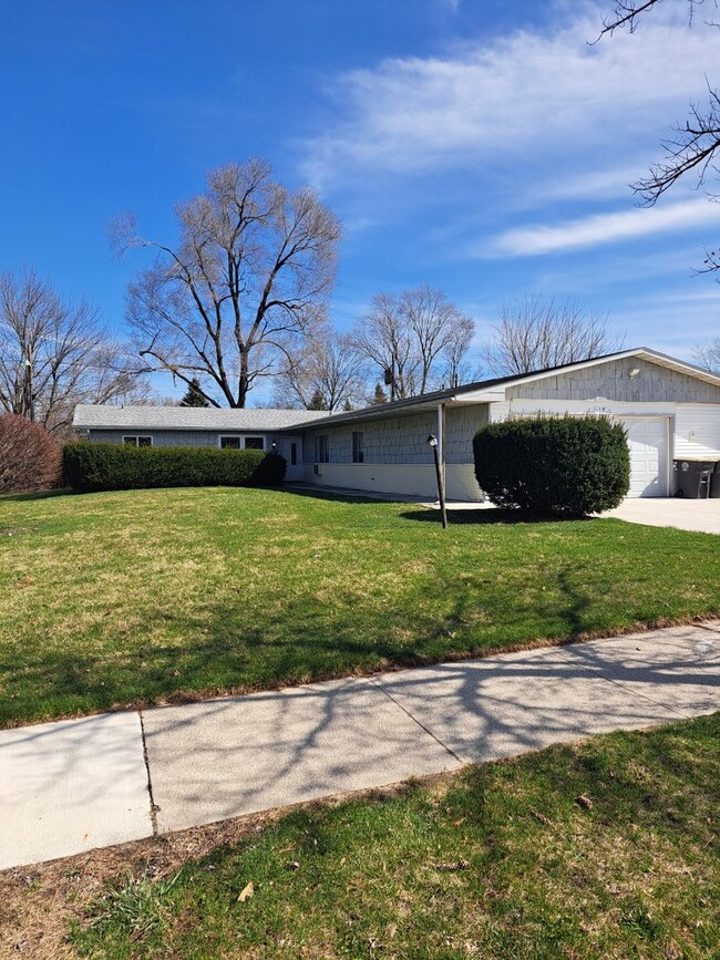 Primary Photo - 1124 Lake Forest Dr