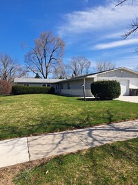 Building Photo - 1124 Lake Forest Dr